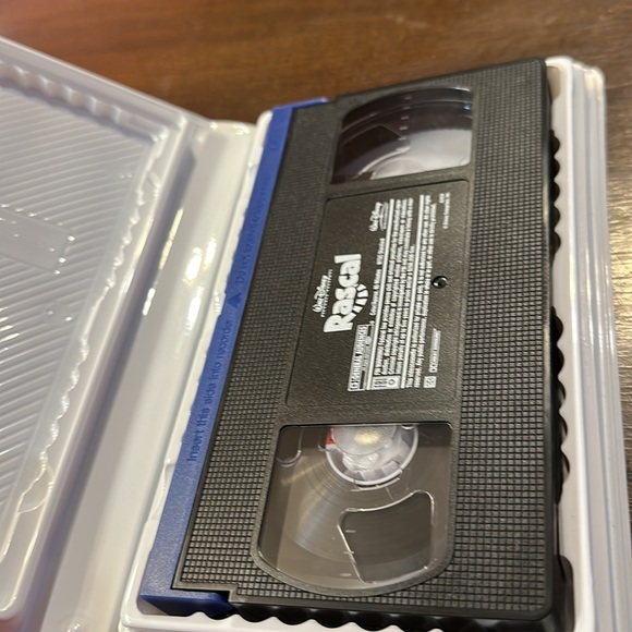 Disney Rascal in clamshell case VHS - Picture 2 of 3